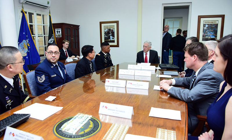 Những hình ảnh đầu tiên của Bộ trưởng Quốc phòng Mỹ tại Việt Nam